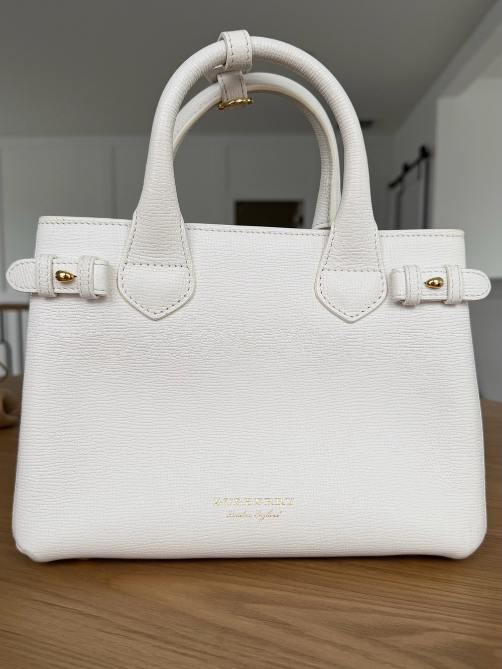 BURBERRY HOUSE CHECK DERBY
LEATHERSMALL BANNER TOTE